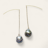 Boucles d'oreilles longues en perles baroques noires des mers du Sud et or