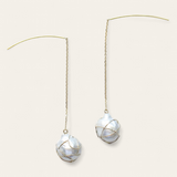 ホワイトバロックパール×ゴールド ロングピアス